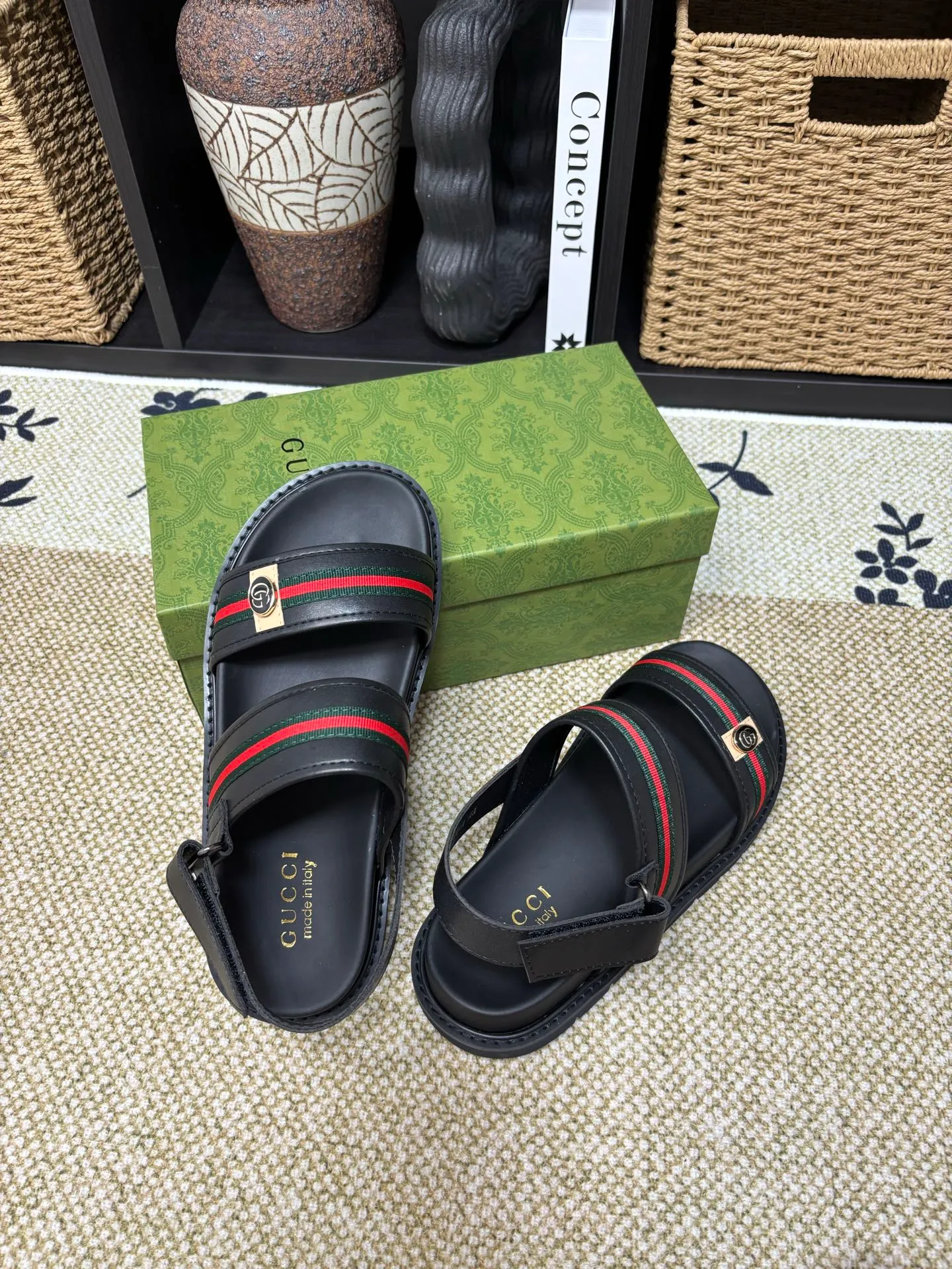 Factory 💰 300 yuan Gucci slippers] high-end men's shoes brand official website 1:1 latest masterpiece: original mold customization, the fabric is made of imported original materials, upgraded outsole, lighter and non-slip. The market's top quality, simple yet tasteful, a must-have for fashionistas, fashionable at your feet, full of confidence, the same style at the counter 👍The season of summer slippers is here. Code: 38-45 (45 customized)